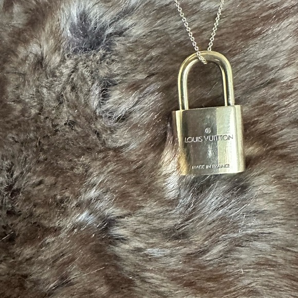 LOUIS VUITTON | #302 #303 #315 #323 lock and key | shiny and classic | - Picture 9 of 14